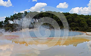 COLORFUL AND REFLECTIVE ARTISTS PALETTE GEOTHERMAL POOL, NEW ZEALAND