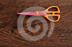 A colorful scissor that cut a zigzag pattern