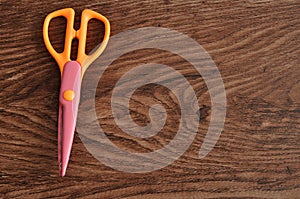 A colorful scissor that cut a zigzag pattern