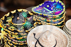 Barvitý sombrera na trh v mexiko 