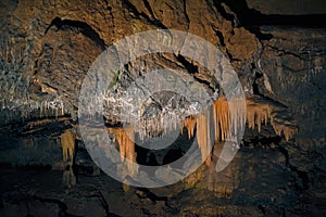 Pestrofarebný stalaktit a stalagmit v Demänovskej jaskyni slobody, jaskyňa slobody slovensko, geologické útvary,