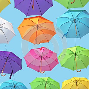 Barvitý deštníky závěsný výše ulice 