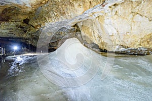 Barevný pohled na ledovou jeskyni v ledovci na slovensku