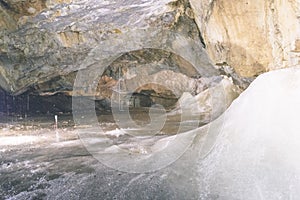 Barevný pohled na ledovou jeskyni v ledovci na slovensku - vintage efekt