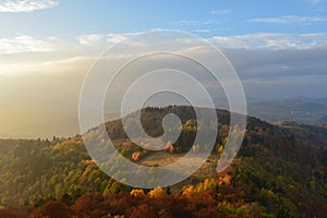Barevný výhled na hory a zelený les. Panoramatická podzimní scéna z turistické stezky na Slovensku