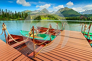 Farebné drevené člny na vysokohorskom jazere,Štrbské Pleso,Slovensko