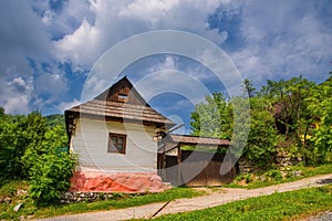 Barevný dřevěný dům v obci Vlkolínec na severním Slovensku.