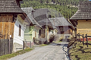 Barevné dřevěné domy v obci Vlkolínec