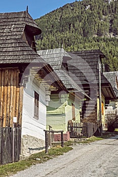 Farebné drevenice v obci Vlkolínec