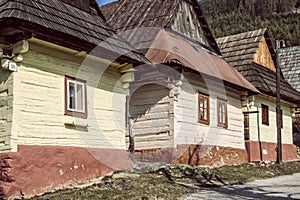 Farebné drevenice v obci Vlkolínec