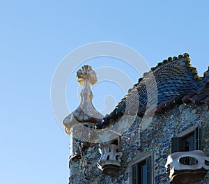 Coloristic roof and its cross