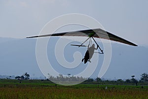 The colors of the FEELING of the Mount Telomoyo paragliding festival and Mount Gajah are enlivened by athletes from indonesian photo