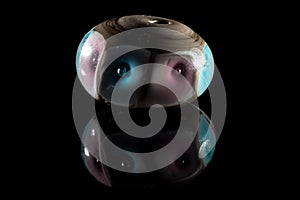 Colour glass bead with reflection