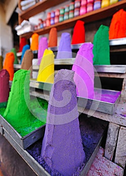 Coloured pigment powder