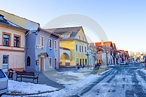 Farebné domčeky na Hlavnej ulici v Kežmarku, Slovensko, mestečko na Spiši