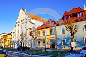 Farebné domčeky na Hlavnej ulici v Kežmarku, Slovensko, mestečko na Spiši