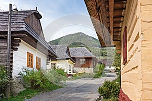 Barevné tradiční dřevěné domy v horské vesničce Vlkolínec-UNESCO SLOVENSKO