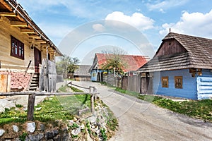 Barevné tradiční dřevěné domy v horské vesničce Vlkolínec-UNESCO SLOVENSKO