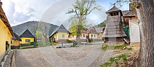 Farebné tradičné drevenice v horskej obci Vlkolínec- UNESCO SLOVENSKO