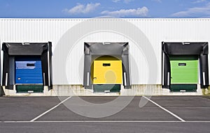 Colouristic doors of a loading platform