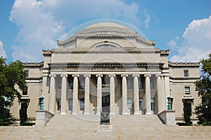 Universidad biblioteca en nuevo la ciudad 