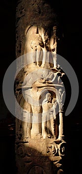 The column in the Romanesque style