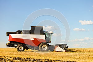 Combine harvester with cutter platform at work