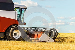 Combine harvester with cutter platform at work