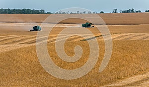 The combine harvester removes wheat fields.