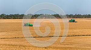 The combine harvester removes wheat fields.
