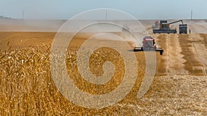 The combine harvester removes wheat fields.