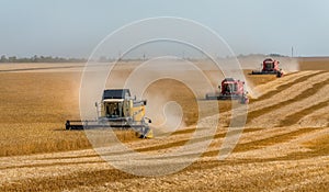 The combine harvester removes wheat fields.