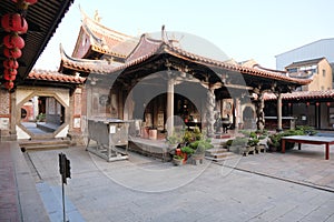 Come to the quaint Lukang Longshan Temple