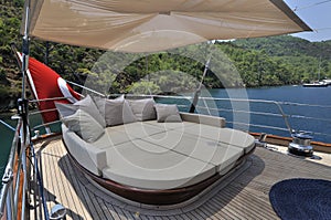 Comfortable coach yacht