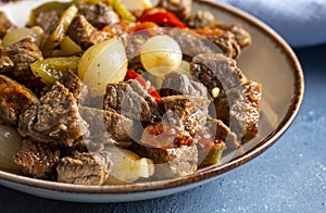 Comida tradicional turca con deliciosa carne estofado de cebolla con carne - nombre turco etli sogan yahnisi, et kavurma photo