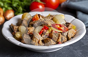 Comida tradicional turca con deliciosa carne estofado de cebolla con carne (nombre turco etli sogan yahnisi, et kavurma photo