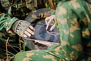 Commander paves the route on an electronic tablet