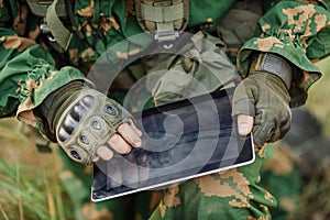 Commander paves the route on an electronic tablet