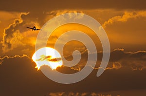 Comercial Un avion sobre el acercarse más alto El gran verano 