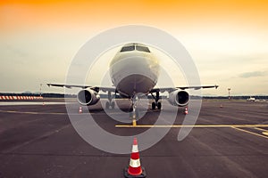 Comercial Un avion estacionamiento sobre el aeropuerto operación cono en 