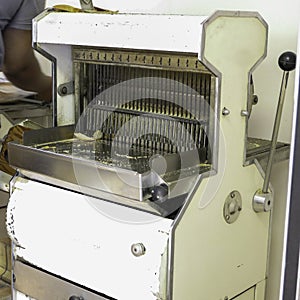 Commercial bread slicer