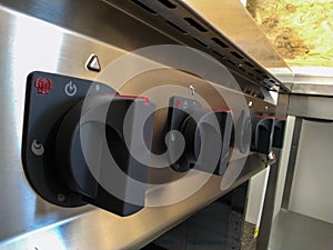Commercial kitchen stove temperature controls