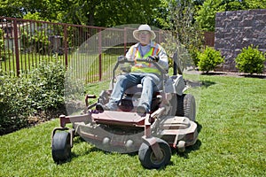 Commericial Lawn Mowing with Zero Turn