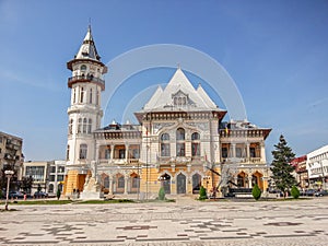 Palacio en plaza de la ciudad rumania 