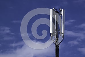 Communications mast