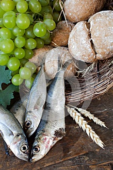 Communion bread with fish and grapes