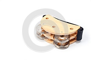 Compact tambourine with a wooden body and metal plates. Worn on the musician\'s leg or arm