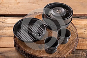 Compact travel tableware that folds one into one. Aluminum bowl and mugs