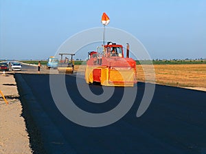 Compactor pressing bitumen