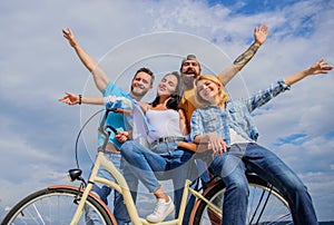 Spoločnosť štýlový mladý stráviť voľný čas vonku nebo. jazda na bicykli modernosť a kultúra. ako 